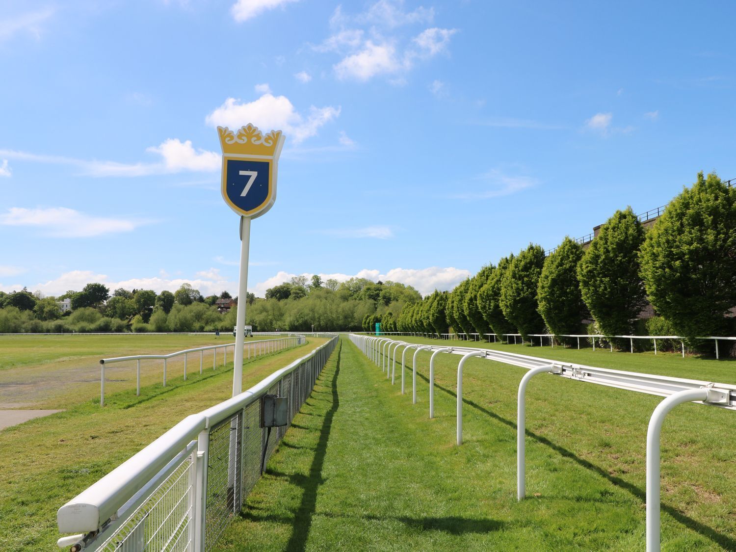 Een paardenrenbaan met een bord waarop de 7e race aangegeven staat.
