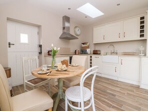 Cottage | Private kitchen | Fridge, dishwasher, electric kettle, toaster