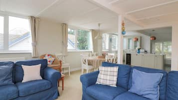 Cottage | Living area | TV