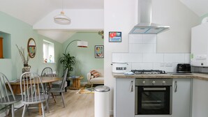Une cuisine moderne équipée d’un four encastré, d’une machine à café et d’un garde-pain.
