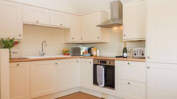 Cottage | Private kitchen | Fridge, dishwasher, electric kettle, toaster