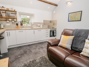 Cottage | Private kitchen | Fridge, dishwasher, electric kettle, toaster