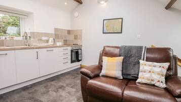 Cottage | Private kitchen | Fridge, dishwasher, electric kettle, toaster