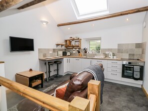 Cottage | Private kitchen | Fridge, dishwasher, electric kettle, toaster