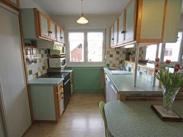 Kjøleskap, mikrobølgeovn og oppvaskmaskin