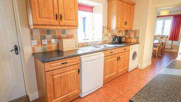 Cottage | Private kitchen | Fridge, dishwasher, electric kettle, toaster