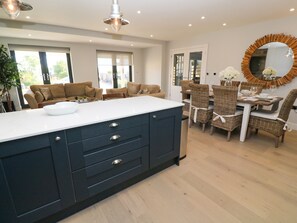 村舍 | 私人厨房 | 冰箱、洗碗机、厨具/餐具