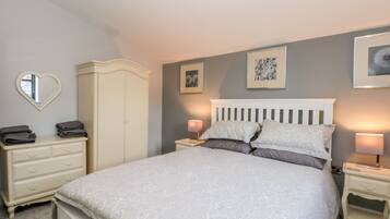 Cottage | 2 bedrooms, individually decorated, individually furnished, free WiFi