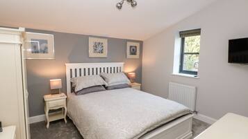 Cottage | 2 bedrooms, individually decorated, individually furnished, free WiFi