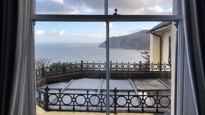 A balcony with a view of the sea and mountains. - Blue Bay (Lynton)