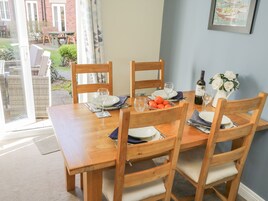 Cottage | Private kitchen | Fridge, dishwasher, cookware/dishes/utensils