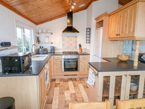 Cottage | Private kitchen | Fridge, electric kettle, toaster, cookware/dishes/utensils - Smugglers Shack (Looe)