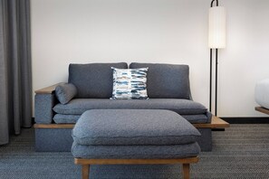 高級寝具、デスク、ノートパソコン用作業スペース、アイロン / アイロン台