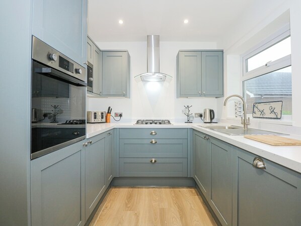 Cottage | Private kitchen | Fridge, dishwasher, electric kettle, toaster - Seagull Cottage (Holyhead)