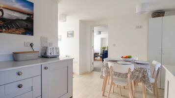 Cottage | Privékeuken | Een koelkast, een vaatwasser, kookgerei, borden en bestek