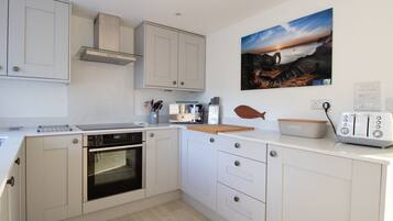 Cottage | Privékeuken | Een koelkast, een vaatwasser, kookgerei, borden en bestek