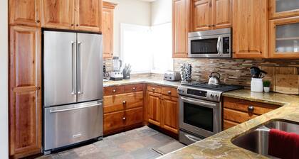 Family Friendly Retreat for 17 w/Hot Tub & Views - 5 min to PCMR Canyons Village