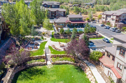 Family Friendly Retreat for 17 w/Hot Tub & Views - 5 min to PCMR Canyons Village