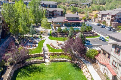 Family Friendly Retreat for 17 w/Hot Tub & Views - 5 min to PCMR Canyons Village