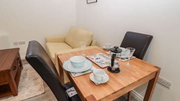 Cottage | Privékeuken | Een koelkast, kookgerei, borden en bestek