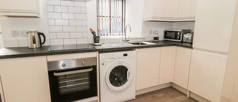 Cottage | Private kitchen | Fridge, cookware/dishes/utensils