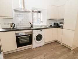 コテージ | 専用キッチン | 冷蔵庫、調理器具と食器