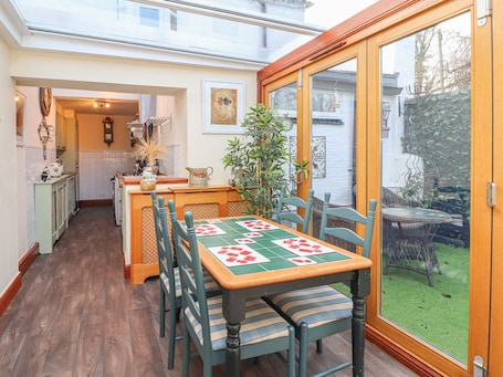 Cottage | Private kitchen | Fridge, dishwasher, electric kettle, toaster