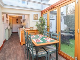 Cottage | Private kitchen | Fridge, dishwasher, electric kettle, toaster