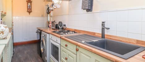 Cottage | Private kitchen | Fridge, dishwasher, electric kettle, toaster