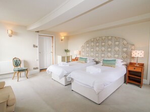 10 bedrooms, individually decorated, individually furnished, free WiFi - Hilltop House (Tenbury Wells)