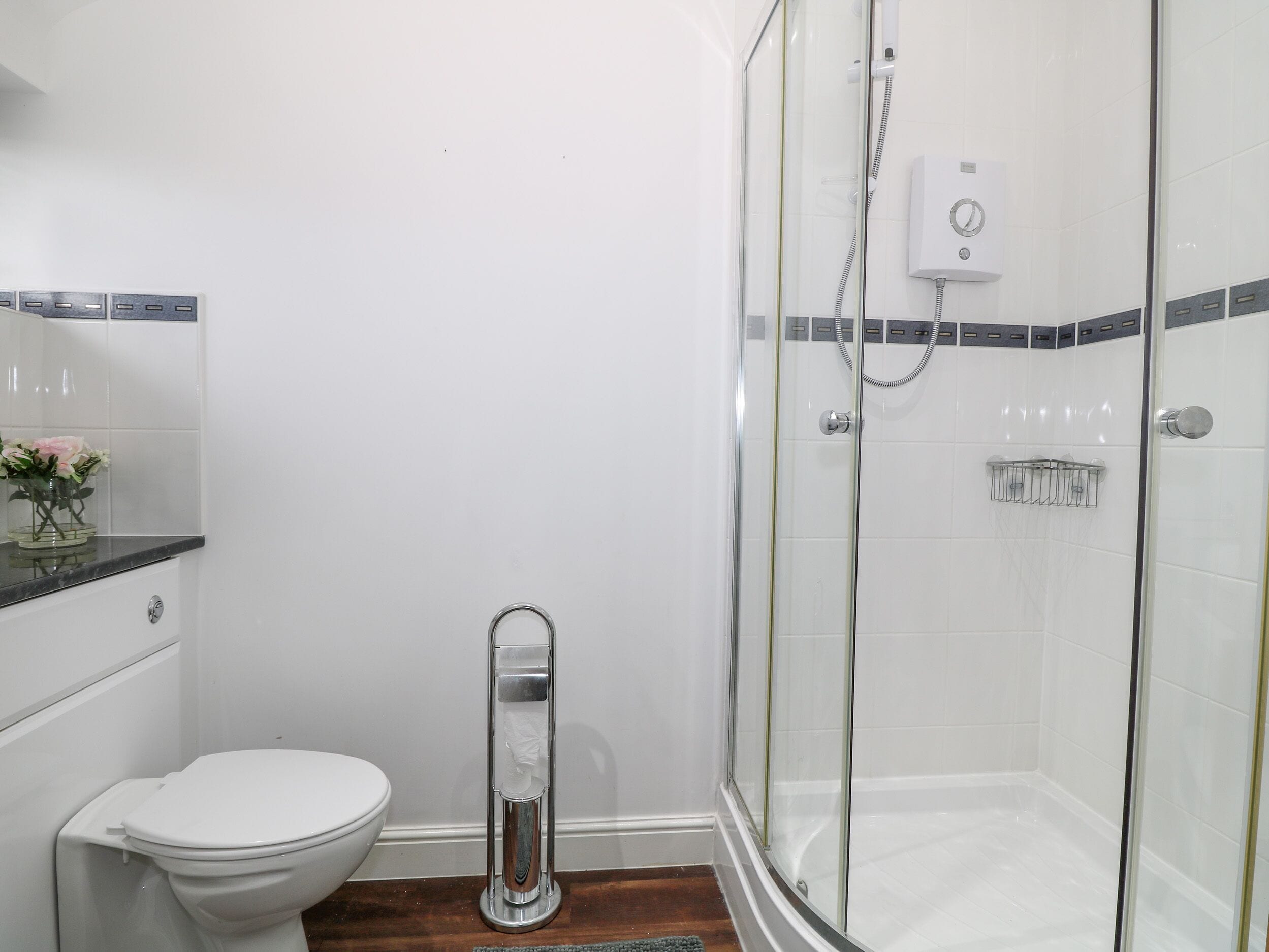 Chaumière | Salle de bain | Douche, séchoir à cheveux, papier de toilette