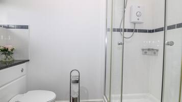 Chaumière | Salle de bain | Douche, séchoir à cheveux, papier de toilette