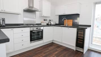 Cottage | Private kitchen | Fridge, dishwasher, cookware/dishes/utensils