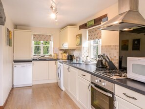 Cottage | Private kitchen | Fridge, dishwasher, toaster, cookware/dishes/utensils - Mimi's Cottage (Liskeard)