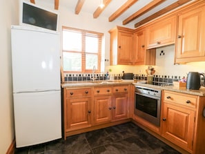Cottage | Private kitchen | Fridge, microwave, cookware/dishes/utensils