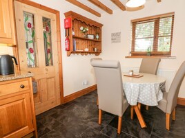 Cottage | Private kitchen | Fridge, cookware/dishes/utensils