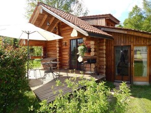 Outdoor dining - Cozy Log Chalet with Terrace, Near Alsace and Ski Resorts (Le Saulcy)