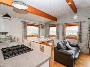 Cottage | Private kitchen | Fridge, electric kettle, toaster, cookware/dishes/utensils