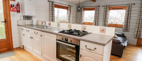 Cottage | Private kitchen | Fridge, electric kettle, toaster, cookware/dishes/utensils