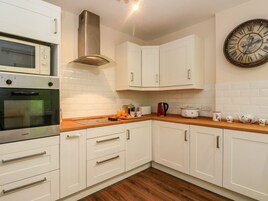 Sumarhús | Einkaeldhús | Ísskápur, brauðrist, pottar/pönnur/diskar/hnífapör