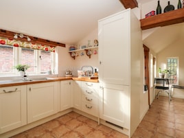 Cottage | Private kitchen | Fridge, dishwasher, electric kettle, toaster