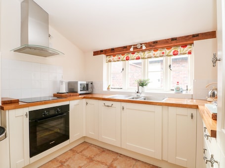 Cottage | Private kitchen | Fridge, dishwasher, electric kettle, toaster