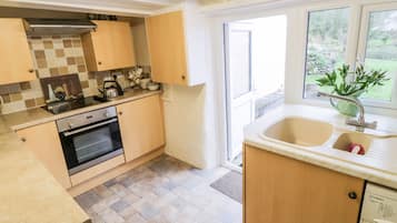 Cottage | Bếp riêng | Tủ lạnh, ấm điện, lò nướng bánh mì, dụng cụ nấu nướng/bát dĩa/dao nĩa