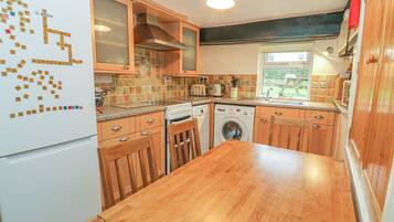Cottage | Private kitchen | Fridge, dishwasher, electric kettle, toaster