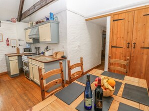 Cottage | Private kitchen | Fridge, microwave, dishwasher, electric kettle - Heather Cottage (Milford Haven)