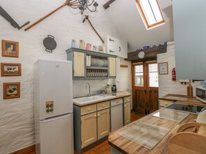 Cottage | Private kitchen | Fridge, dishwasher, electric kettle, toaster - Heather Cottage (Milford Haven)