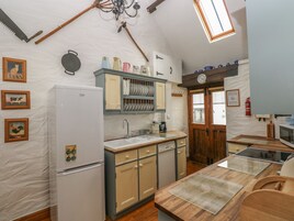 Cottage | Private kitchen | Fridge, dishwasher, electric kettle, toaster