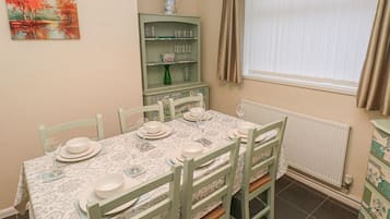 Cottage | Private kitchen | Fridge, microwave, electric kettle, toaster