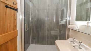 Cottage | Bathroom | Shower, hair dryer