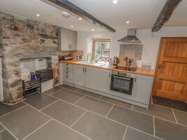 Cottage | Private kitchen | Fridge, dishwasher, cookware/dishes/utensils